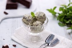 Trong khi chờ, các bạn đem chocolate đen đi xắt nhỏ. Cuối cùng cho vào máy làm kem thêm 2-3 phút nữa là được. Nếu các bạn không có máy làm kem thì trộn đều hỗn hợp sữa kem tươi với chocolate trước rồi cho vào hộp nhựa có nắp đậy để vào trong ngăn đá.Cứ sau 30 phút các bạn lại lấy ra trộn đều lên đến khi được 1 hỗn hợp kem đồng nhất thì thôi. Sau đó để trong tủ lạnh khoảng 2-3 tiếng trước khi ăn.