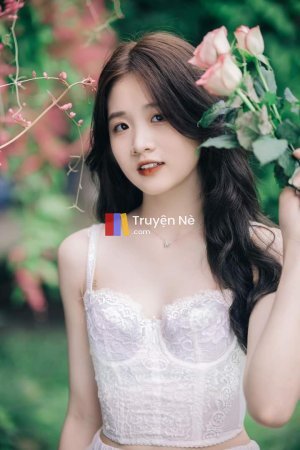 Cô Hàng Xóm Bí Ẩn