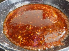 Bắc 1 cái chảo nhỏ lên bếp, cho vào 1 muỗng canh dầu, chờ dầu nóng cho tỏi vào xào thơm, sau đó cho 1 muỗng canh nước tương, 1 muỗng canh tương ớt chua ngọt, 1 muỗng canh đường, 1 muỗng canh tương ớt Hàn Quốc, 1 muỗng cà phê mật ong, 1/2 muỗng cà phê dầu mè, 1.5 muỗng canh giấm. vào nấu sôi, đảo đều 5-6 phút, để sốt hơi sánh là tắt bếp. Cánh gà chiên cho vào âu, sau đó đổ hết sốt vào trộn đều.