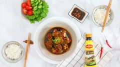 Dọn sườn rim ra dĩa, ăn cùng với các loại rau dưa và cơm nóng là đủ cho một bữa cơm gia đình ấm cúng và ngon miệng rồi. Sườn non lên màu vàng nâu đẹp mắt, thơm dậy mùi hành tỏi, mềm mại và óng ánh nhờ ướp với dầu hào. Chỉ với 2 bước làm đơn giản như vậy là bạn đã có cho mình một món sườn rim dầu hào thật ngon rồi, ngại gì mà không nấu liền cho bữa cơm gia đình chiều nay nào đúng không.
