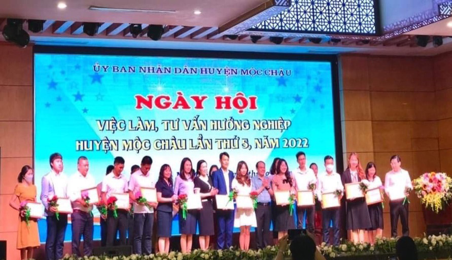 Trường Đại học Tây Bắc tham gia Ngày hội việc làm và tư vấn hướng nghiệp năm 2022 tại huyện Mộc Châu