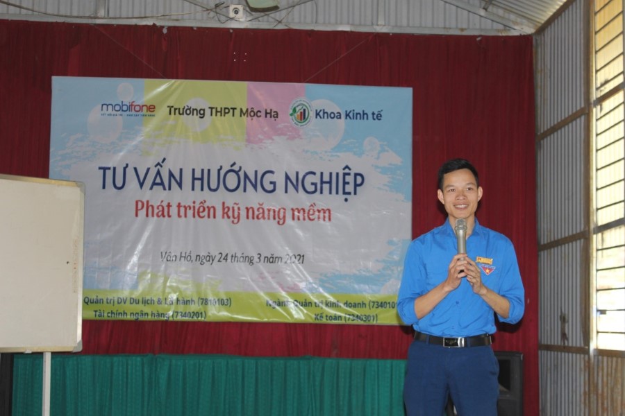 Bộ môn Quản trị kinh doanh, Khoa Kinh tế tổ chức tư vấn hướng nghiệp và phát triển kỹ năng mềm cho học sinh tại Trường THPT Mộc Hạ, huyện Vân Hồ, tỉnh Sơn La