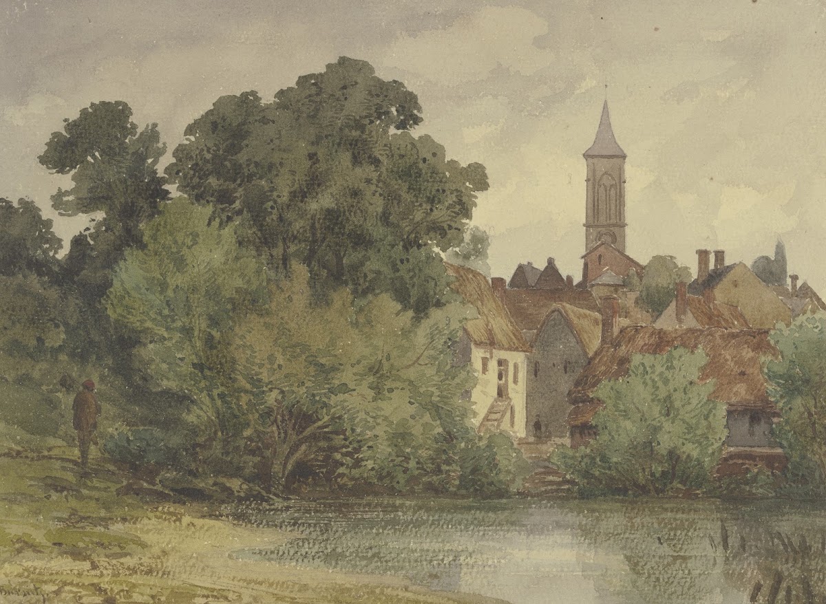 Weiher dahinter Häuser eines Dorfes mit Kirchturm