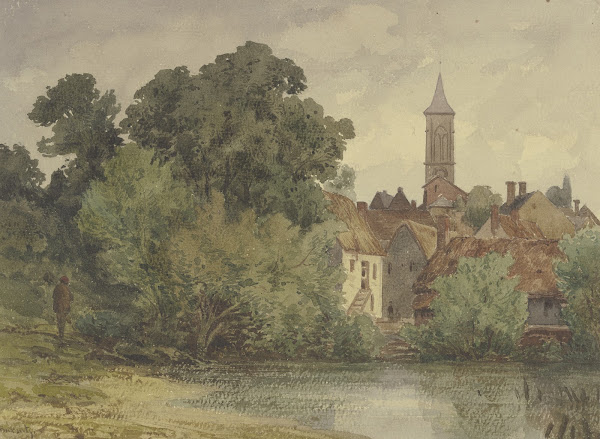 Weiher dahinter Häuser eines Dorfes mit Kirchturm