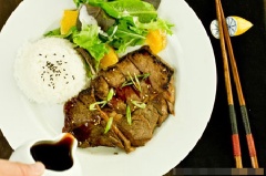 Rắc một ít hạt mè trắng rang và hành lá cắt nhỏ lên trên miếng thịt. Rưới lên thịt xốt Teriyaki.