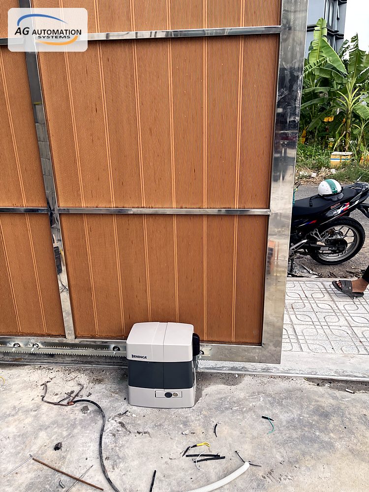 Motor cổng lùa Beninca lắp cho cổng ốp gỗ - kiểm tra thanh răng khi sửa motor cổng lùa