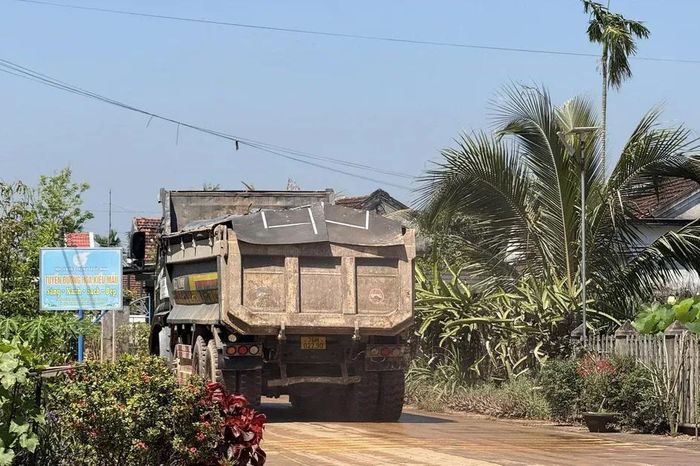 Quảng Ngãi: Dân khổ sở vì xe tải chở đất gây ô nhiễm môi trường - Báo Sài Gòn Giải Phóng
