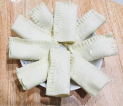 Bắt đầu lấy sandwich ra cắt các viền, dùng chai hoặc thanh trụ đều dát bánh cho mỏng (đặc biệt ở 2 đầu để dễ dán bánh). Sau đó quết sữa đặc lên 2 viền bánh (góc vuông 90 độ). Gập bánh làm đôi và lấy nỉa ấn nẹp bánh chặt.