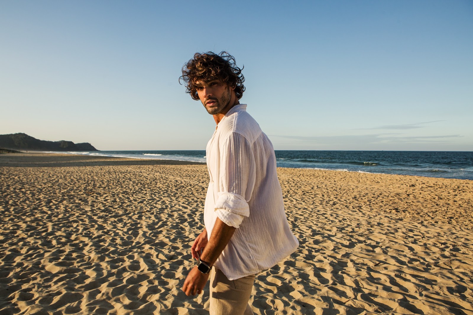 Marlon Teixeira caminhando na orla da Praia Brava, Itajai