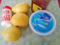 Muối cho vào chảo. Cho chanh chà sát với muối, sau đó xả qua nước lạnh, rồi chần qua nước sôi 3 phút.