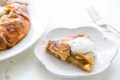 Bánh chín, cho bánh ra khoải lò, để bánh nguội trên giá 30 phút-1 giờ. Đánh whipping cream, đường bột và tinh chất vani trong 1 cái tô lớn, dưới có lót đá lạnh, đánh đến khi kem có độ bông cứng. Cho miếng bánh ra đĩa, rưới sốt kem tươi lên dùng kèm.