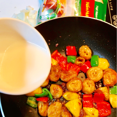 Phi thơm củ hành cho mì căn vào nêm hạt nêm + nước tương + giấm + đường. Cho tiếp thơm và ớt chuông vào xào chung thêm 1 muỗng canh nước lọc, nêm nếm lại vừa khẩu vị. Tất cả nguyên liệu vừa chín thấm đều gia vị cho tiếp củ hành trắng và khuấy đều bột năng cho từ từ, độ sệt tuỳ thích, thêm tiêu tắt bếp.