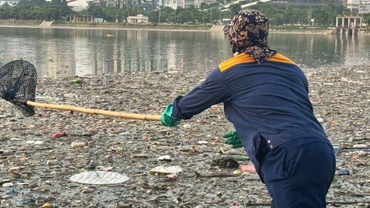 Hà Nội: Tái diễn tình trạng cá chết bốc mùi hôi thối ở công viên hơn 700 tỷ đồng - Tạp chí Người Đưa Tin