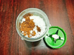 Cho sữa tươi, bột cacao, đường vào máy xay sinh tố xay vài vòng cho hỗn hợp hòa đều rồi để sang 1 bên. Lấy kem tươi cho vào tô và dùng máy đánh trứng đánh cho kem bông lên là được.