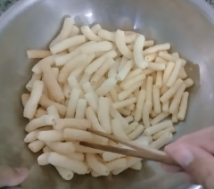 Cách làm nui chiên: Bắc chảo lên bếp bạn cho dầu ăn vào và đợi sôi, bạn nhớ cho nhiều dầu để chiên ngập dầu phần nui nhé! Từ từ bạn chia nui làm 2-3 phần rồi cho vào chiên đến khi cọng nui nở màu hơi ngả trắng là đạt. Bạn lặp lại như vậy cho đến khi hết nguyên liệu. Nui chiên xong vớt ra rổ để cho thật ráo dầu.