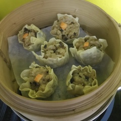 Múc một muỗng xôi cho vào lá hoành thánh, gói lại thành từng viên xíu mại. Gói chặt tay để viên xíu mại được tròn đẹp. Trang trí trên mặt với cà rốt cắt hạt lựu. Sau đó đem đi hấp chín trong vòng 15 phút.