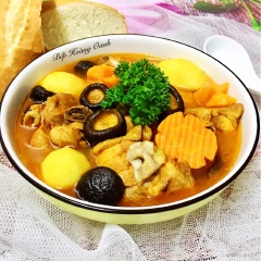 Múc gà nấu nấm (Lagu gà) ra tô dùng với bánh mì hoặc bún, cơm nóng tuỳ thích. Từng miếng gà, củ khoai và cà rốt thấm vị, ăn với nước dùng ngon ngọt, thơm lừng hương nước dừa, xen lẫn chút beo béo khó cưỡng. Cuối tuần rảnh rỗi, bạn có thể nấu ngay món này cho cả nhà cùng thưởng thức để đổi chút khẩu vị hay thêm vào thực đơn các món ăn ngon dùng để chiêu đãi bạn bè hoặc để nấu đám. Với cách làm Lagu gà (gà nấu nấm) hấp dẫn, ngon ngon đảm bảo ai cũng thích.