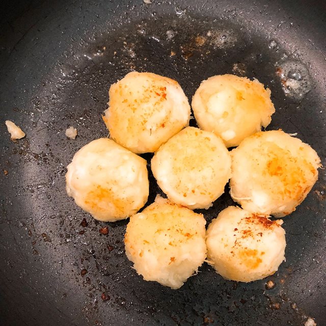 Bánh Khoai Mì Chiên Chấm Tương Ớt
