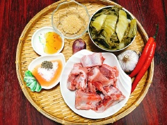 Sườn chọn loại sườn non thịt mềm dai béo ngon. Sườn non mua về đem rửa sạch rồi thấm khô nước sau đó chặt sườn thành những miếng vừa ăn.