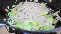 Cho hắc xì dầu, muối, đường vào xào cho hòa quyện, Cho miến vào tiếp tục đảo đều thêm vài phút nữa là tắt bếp. không nên xào quá lửa vì miến sẽ bị bở.