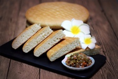 Bánh mì nướng kiểu mới vừa xốp mềm lại làm nhanh. Với món bánh này bạn không mất nhiều công để tạo hình chiếc bánh mà bánh vẫn ngon và đẹp mắt. Khi ăn bánh bạn cắt thành từng miếng hình tam giác như bánh pizza là xong.
