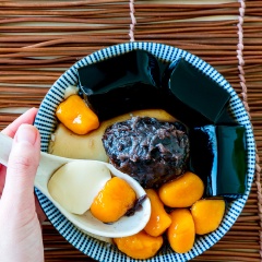 Làm nước đường cho chè bằng cách cho đường nâu, nước, lát gừng vào nồi, bắc lên bếp đun sôi. Khi ăn, bạn múc khoai ra bát, rưới nước đường, cho các loại topping khác như sương sáo, cho đá vào là có thể dùng rồi.