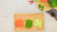 Thịt ba chỉ mua về rửa sạch, cắt thành miếng mỏng vừa ăn. Bào vỏ sau đó cắt lát cà rốt, cắt sợi ớt chuông xanh và cắt cải thảo thành khúc vừa ăn.