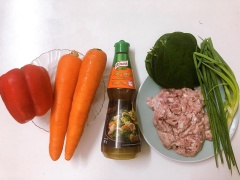 Cắt bỏ cuống lá lốt, rửa sạch và thấm cho khô ráo, chọn lá to để gói chả. Băm nhuyễn một vài lá nhỏ để trộn cùng thịt xay. Cho thịt vào bát, thêm Xốt Nêm Đậm Đặc Thịt Heo, bột nêm, muối, tiêu bột, hành khô, trứng gà và lá lốt băm nhỏ, sau đó trộn đều. Đừng quên thêm Xốt Nêm Đậm Đặc Thịt Heo sẽ khiến thức ăn đậm vị ngon hơn rất nhiều.