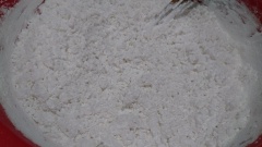 Cho bột nếp vô thau nhựa với 1/2 muỗng cà phê muối, đổ vô 300 ml nước sôi, vừa đổ nước vừa dùng đủa trộn đều lên rồi nhồi thành khối, cho thêm 2 muỗng canh dầu ăn rồi nhồi bột thành khối dẻo mịn. Chia bột thành 20 phần bằng nhau. Vo tròn rồi ấn dẹp từng phần cho nhân tôm thịt vô giữa bao kín, vo tròn lại.