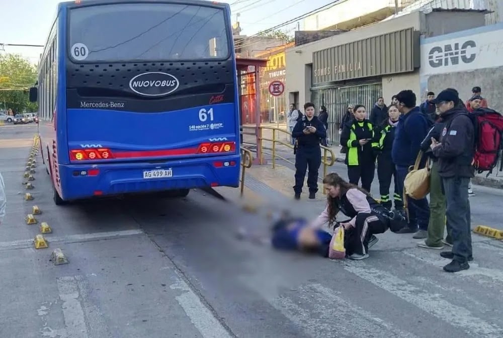 Una mujer atropellada por un colectivo en Godoy Cruz sufrió la amputación.