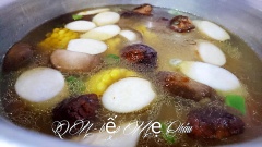 Cho hạt sen, củ sen,cà rốt,bắp mỹ,hoa hồi vào nồi hầm với 2,5 lít nước.Tàu hũ ky cắt miếng cho vào chảo dầu chiên giòn. Dùng lại dầu chiên cho gốc ba rô vô phi thơm, cho nấm hương, nấm đùi gà vô xào với hạt nêm chay. Cho chảo đồ xào vào nước dùng, nêm thêm, muối, đường, tiêu, bột ngọt, cho hành boa rô vô rồi nêm nếm cho vừa ăn.