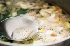 Các loại rau củ làm sạch, thái nhỏ, cho rau củ, tiêu, sốt cà chua, lá nguyệt quế, lá thyme vào nồi hải sản và đun tiếp trong 30 phút, không vặn lửa to, tiếp tục nấu như thế. Khi nổi bọt thì bạn hớt hết bọt nhé, sau đó nêm muối, khuấy đều và tắt lửa. Vớt vỏ hải sản và rau củ ra trước.