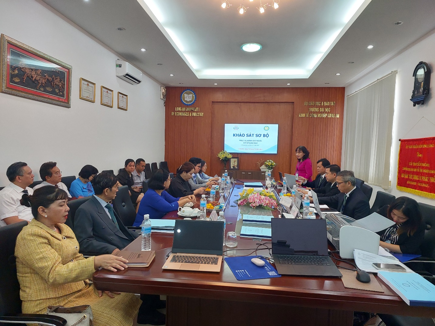 Toàn cảnh phòng làm việc 