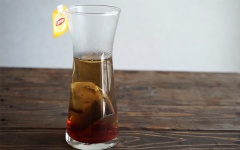 Cho 1 túi lọc trà lipton vào ly, rót vào khoảng 120ml nước sôi nóng già. Chờ 5 phút khi nước ngả sang màu nâu thì bạn lấy túi trà ra. Thêm vào 20gr đường (số lượng đường bạn có thể điều chỉnh tùy theo sở thích), khuấy đều cho đường tan.