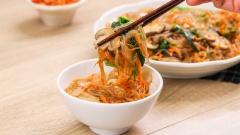 Miến xào chay thơm ngon đậm vị, nhưng cũng không kém phần thanh đạm nhờ vào vị tươi ngọt tự nhiên của các loại rau củ. Bữa ăn gia đình bạn càng trở nên đặc biệt hơn khi dùng thêm kim chi, giúp cho món miến xào chay vừa ngon miệng vừa hấp dẫn.
