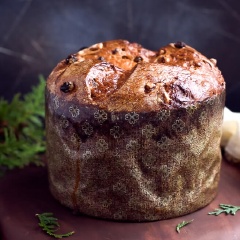 Với công thức làm bánh mì kiểu Ý - Panettone thơm lừng vị bơ và bánh thì xốp mềm có mứt vỏ cam cùng nho khô chua ngọt bên trong cực kì ngon để bạn làm cho cả nhà ăn sáng để thay đổi chút khẩu vị nha. Còn chờ gì mà chúng ta không lưu công thức lại nào.