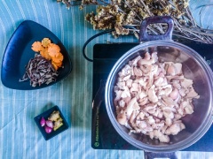 Phi thơm hành, xào chín thịt, nêm chút muối. Thêm hành và gừng đã nướng vào thịt, đảo đều 2 phút. Cho nước vào ngập mặt thịt khoảng và đun sôi.
