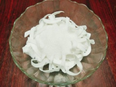 Cho dừa vừa chần vào tô sau đó cân lên, cứ 1kg dừa cho 500-550g đường là vừa độ ngọt. Trộn thật đều cho đường tan hết sau đó ướp dừa khoảng 3-4 tiếng cho ngấm đường. Khi đường tan và ngấm thì đổ dừa và nước đường vào chảo, bật bếp đun cho nước đường sôi lên thì để lửa nhỏ vừa cho dừa ngấm đường hơn.