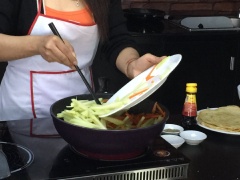 Bắc một cái chảo sâu lòng lên bếp, cho 2 muỗng canh dầu mè vào đợi dầu nóng thì cho cà rốt và su hào vào xào đến chín, nêm 1 muỗng cà phê muối, 1 muỗng cà phê bột ngọt, 2 muỗng canh dầu hào và tiêu.