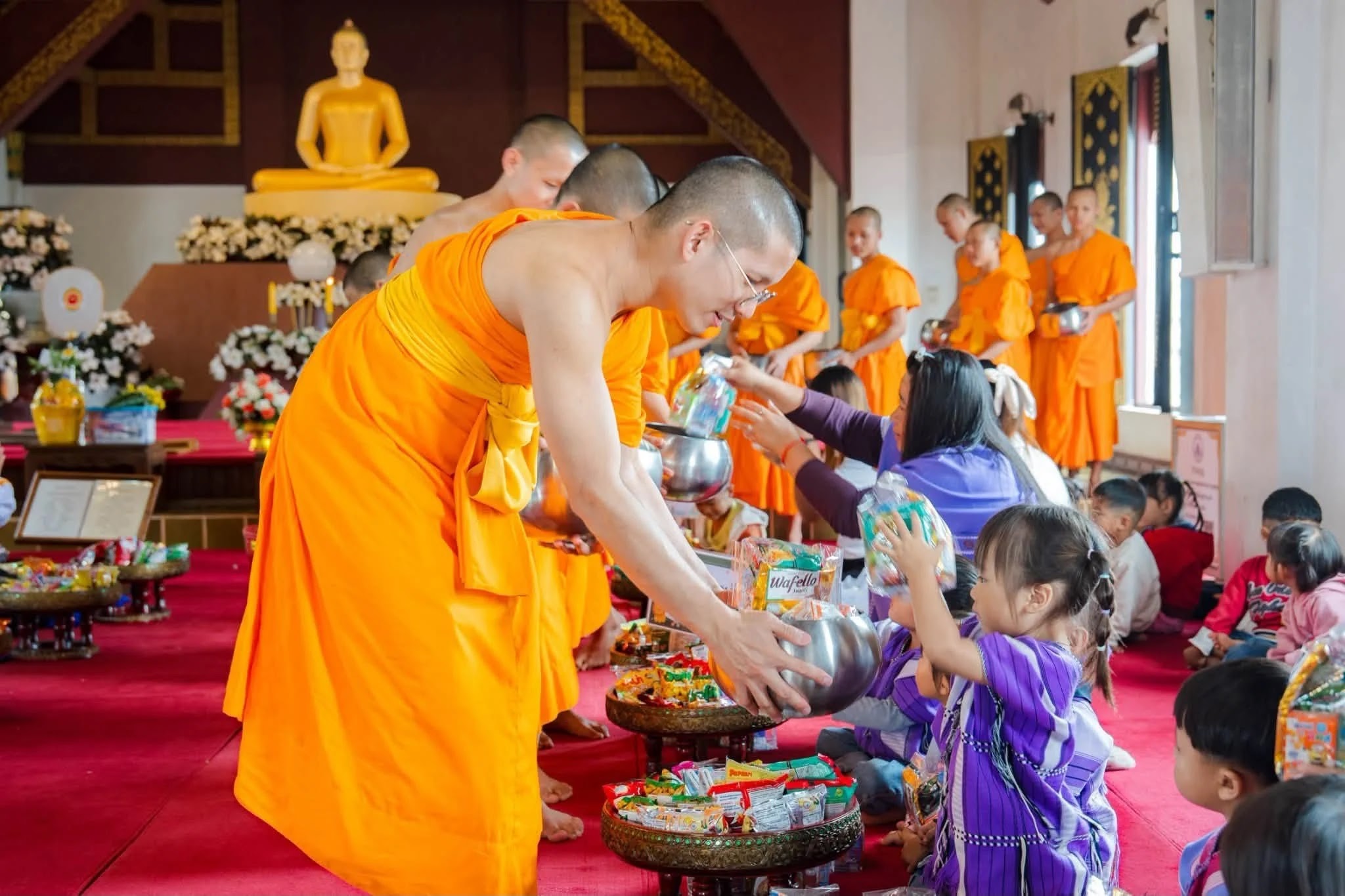 ภาพประกอบ ข่าวเกี่ยวกับนักเรียนตอนนี้มาแรง….เทศบาลตำบลบ่อหลวง โดยการนำของนายกเทศมนตรีประนอม  หล้าจู  ได้นำนักเรียนอนุบาล 9 โรงเรียน ในเขตตำบลบ่อหลวง มาทำกิจกรรมที่วัดบ้านขุน พระภิกษุ และพี่เ
