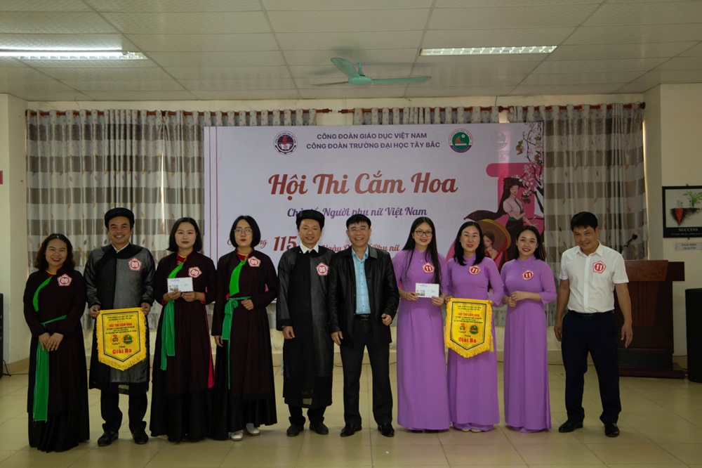 Công đoàn Trường đại Học Tây Bắc tổ chức hội thi cắm hoa chào mừng ngày Quốc tế phụ nữ 8/3