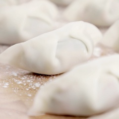 Gói bánh: Ngắt từng viên bột khoảng 10g, nhồi lại một lần nữa đến khi bột dẻo mịn. Vo bột thành viên tròn, dùng tay nén bột cho dẹp rồi dùng cây lăn cán mỏng, tròn đều, đường kính 9-10cm hoặc cán đến khi đạt độ mỏng mong muốn. Lúc cán, bạn rắc thêm một chút bột bắp để không bị dính nhưng không nên rắc quá nhiều sẽ làm bột bị khô. Bạn có thể dùng khuôn cắt, hoặc miệng chén để cắt cho đều đẹp. Cho một muỗng canh nhân vào lá bột, gói kín với kiểu dáng tùy ý thích.