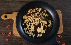 Vẫn chảo đó, cho 1 muỗng canh dầu ăn vào đun nóng, cho củ năng với đậu hũ, nêm 1/2 muỗng cà phê hạt nêm chay, 2 muỗng cà phê dầu hào chay, 2 muỗng cà phê nước tương, 2 muỗng cà phê tương ớt, 2 muỗng cà phê đường. Nấu lửa nhỏ để cho hỗn hợp sền sệt thấm đều gia vị là được.