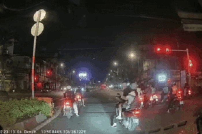 Đôi nam nữ có hành động khó coi giữa đường, xem clip dân tình lắc đầu ngán ngẩm - Tạp chí SaoStar