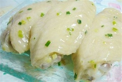 Đun nóng 1 muỗng canh dầu ăn, cho hành lá vào, đảo đều tay. Sau đó, cho gà đã hấp chín vào, đảo đều đến khi thịt gà săn lại là được là có thể thưởng thức.