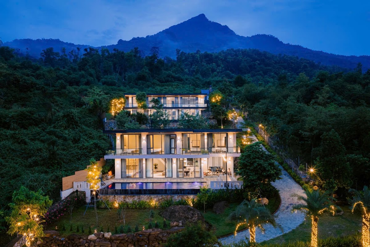 Bàn tiệc dài trên sân hiên cạnh bể bơi của Villa Nắng, Dao's Villa Ba Vì