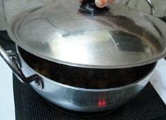 Cuối cùng, các bạn đậy kín chảo lại cho khoai chín hơi và thỉnh thoảng các bạn dùng đũa đảo đều là được.