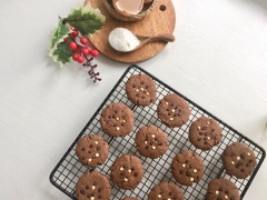 Bánh sau khi nướng xong để nguội hoàn toàn trên rack và bảo quản bánh trong các túi hoặc lọ kín. Bánh quy chocolate có mùi thơm vô cùng hấp dẫn, vị ngọt, béo và hơi đắng của bánh rất thích hợp dùng để ăn kèm khi uống trà hay sữa nóng. Cách làm bánh quy không sử dụng máy đánh trứng nên thao tác làm rất nhanh, dù cuối năm bận nhiều việc thì bạn hoàn toàn có thể làm những hộp bánh xinh xắn để dành tặng những người yêu thương vào dịp lễ Tết sắp đến nhé.