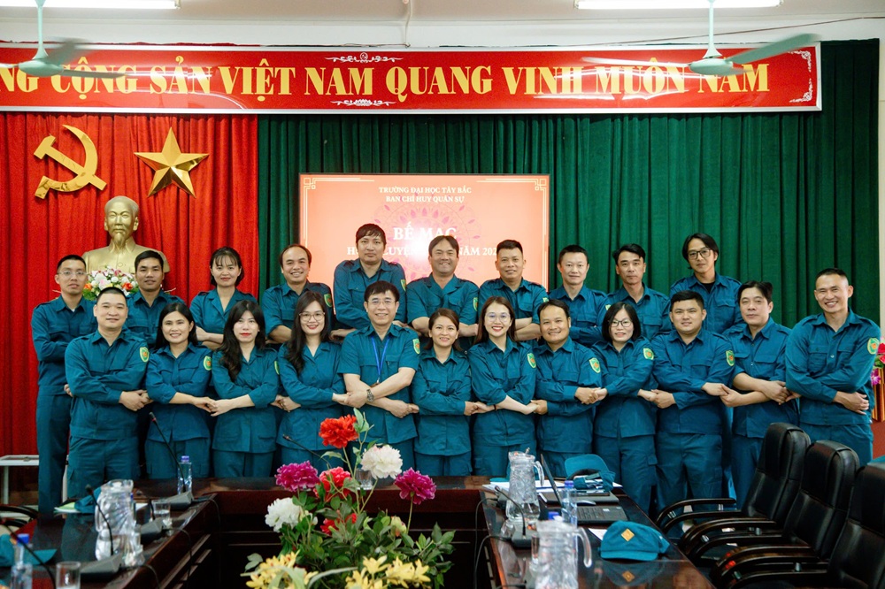 Ban chỉ huy quân sự Trường Đại học Tây Bắc tổ chức lễ dâng hương tại nghĩa trang Liệt sĩ thành phố Sơn La và bế mạc huấn luyện tự vệ năm 2025