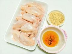 Cánh gà đem bóp kỹ với 1 chút muối, 1 chút giấm sau đó đem rửa lại sạch sẽ, để ráo nước rồi chặt cánh gà làm 3 đoạn.